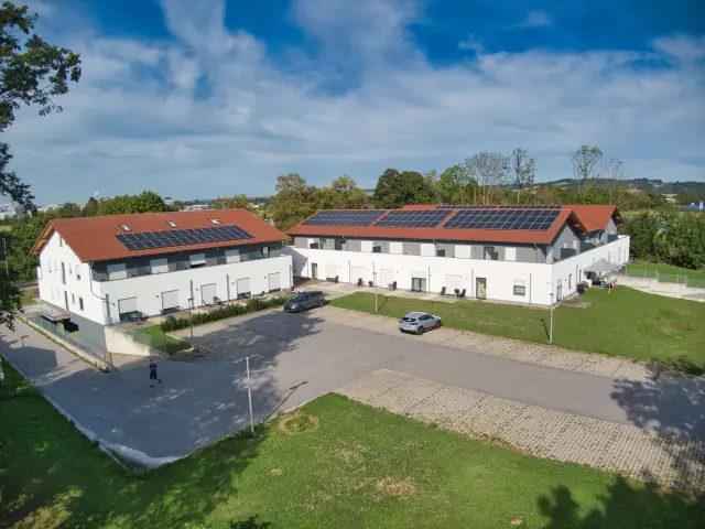 Außenansicht der Monteurunterkunft in Dingolfing mit gepflegter Anlage