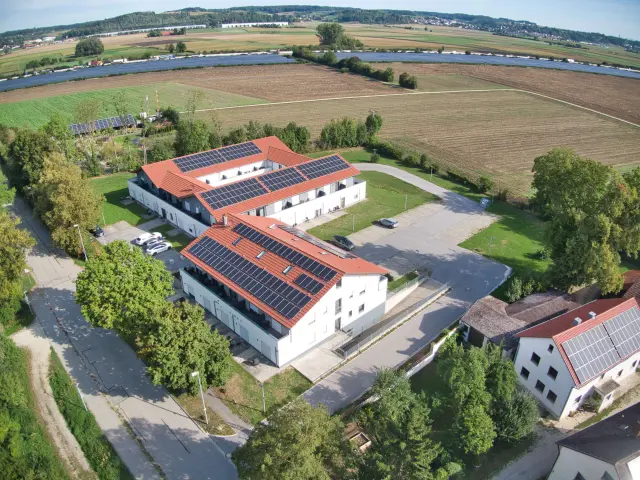 Gebäudeanlage der möblierten Unterkunft in Dingolfing aus der Luft