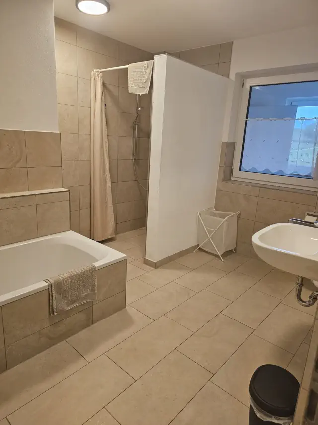 Bad der Monteurwohnung in Großköllnbach mit Dusche und Badewanne