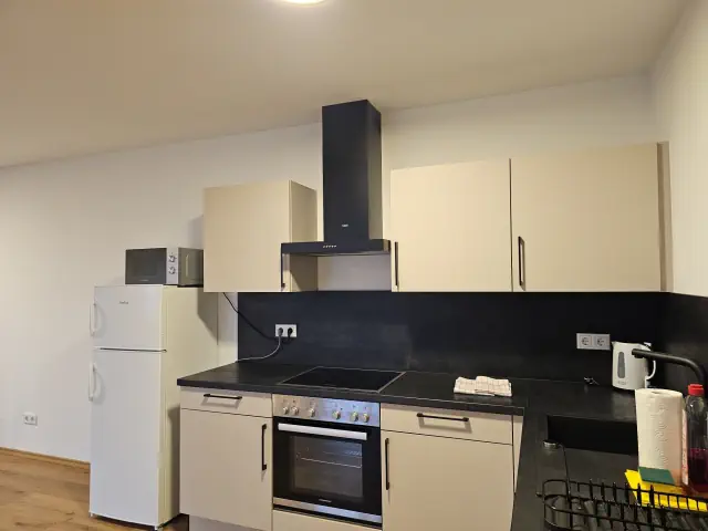 Ausgestattete Küche einer möblierten Wohnung in Großköllnbach