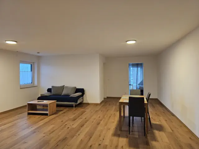 Wohnbereich einer möblierten Monteurwohnung in Großköllnbach mit Sitzgelegenheit