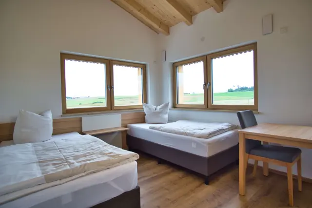 Schlafzimmer einer Monteurunterkunft in Hankofen mit zwei Einzelbetten