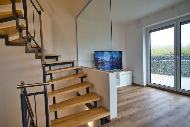 Geräumiger Wohnbereich in Hankofen mit Treppe und Terrassentür